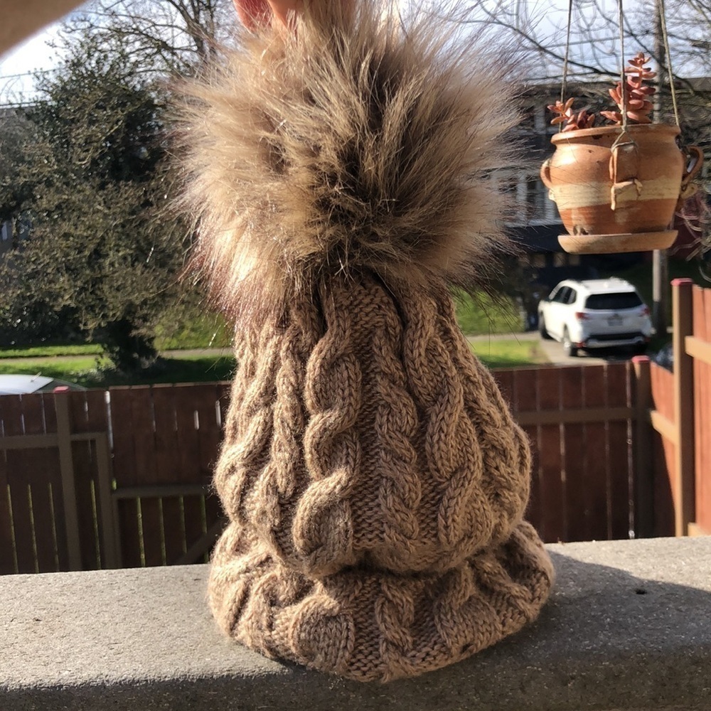 🇵🇱Taupe colored cable weave hat w faux fur pom-pom on top. Got this in Kraków